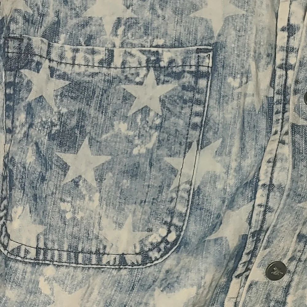 Rock & Republic patriotic chambray top 1x - Picture 2 of 4